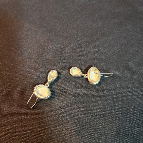 Vintage pair of womens dangle turquoise color and unique pair of earrings - Picture 3 of 5